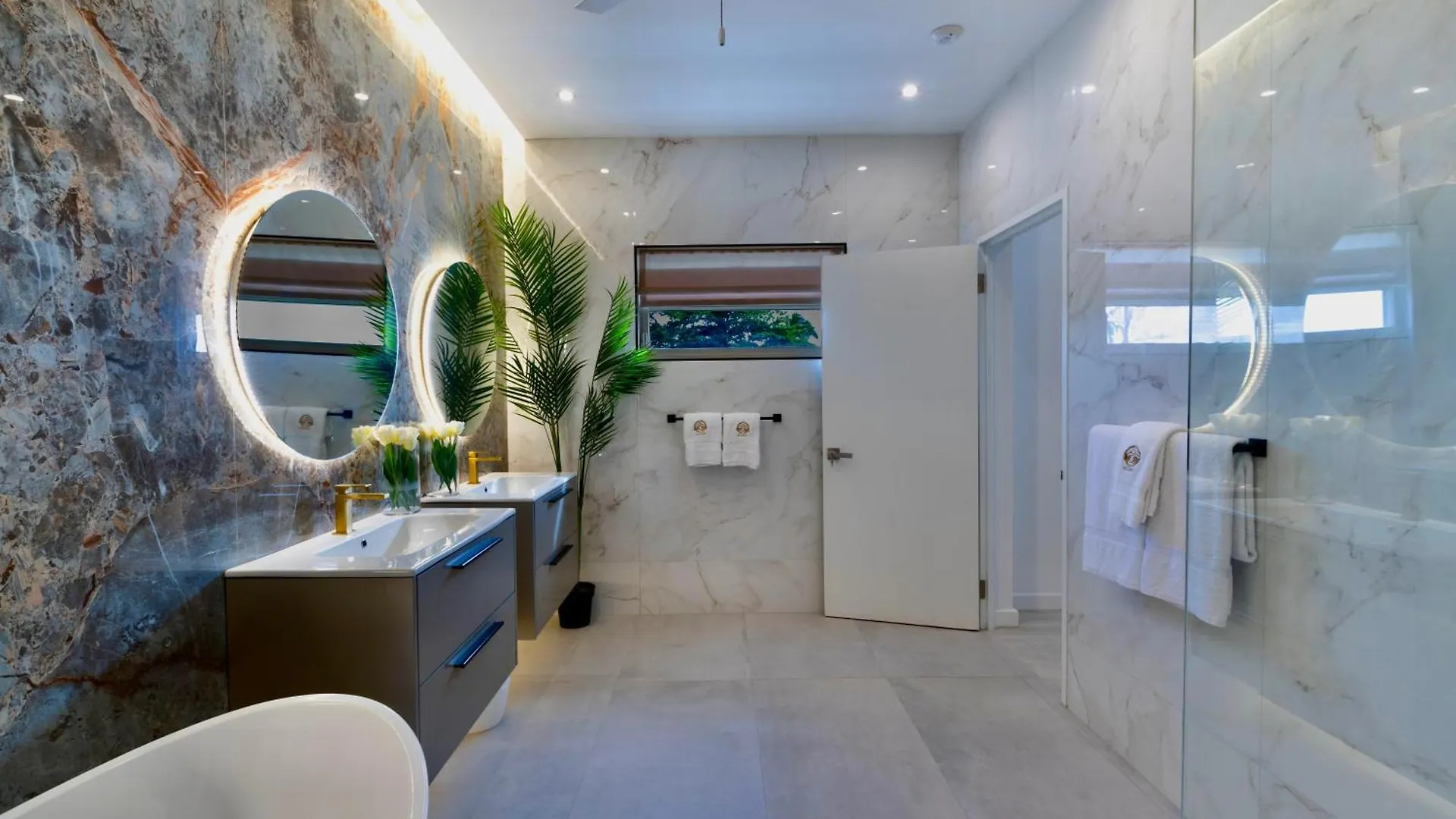 Solaris Beach House - Beachfront Property, St James Saint James Holiday home